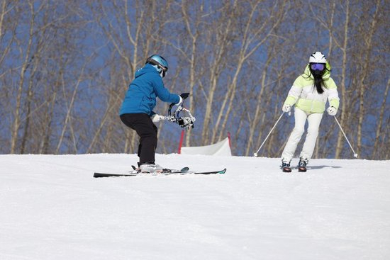 摄影师曲晓彤在跟拍滑雪爱好者。（受访者供图）