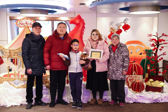 △第100万名乘客李琳（左2）及其家人