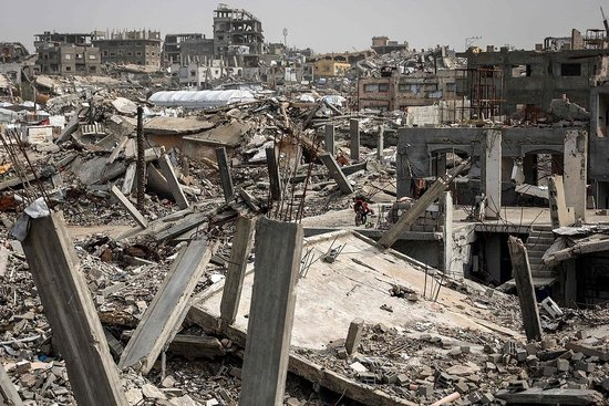 2月8日，加沙地带北部贾巴利亚难民营，遭损毁的建筑。（视觉中国）