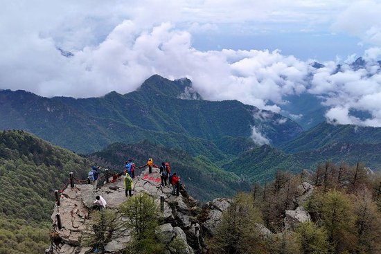 游客在位于陕西宝鸡的秦岭太白山景区游览（2025年5月27日摄）。新华社记者 邹竞一 摄