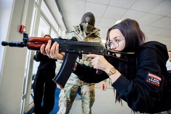 2月22日，俄罗斯顿涅茨克地区，民众参加一个论坛的活动。