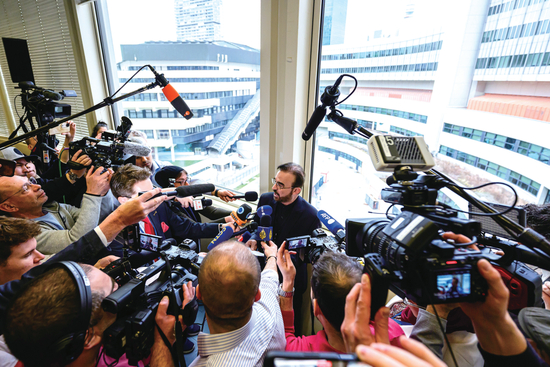 国际原子能机构理事会2日在奥地利维也纳就美以袭击伊朗召开特别会议。图为伊朗驻国际原子能机构代表礼萨·纳杰菲在会议期间接受媒体采访。（视觉中国）