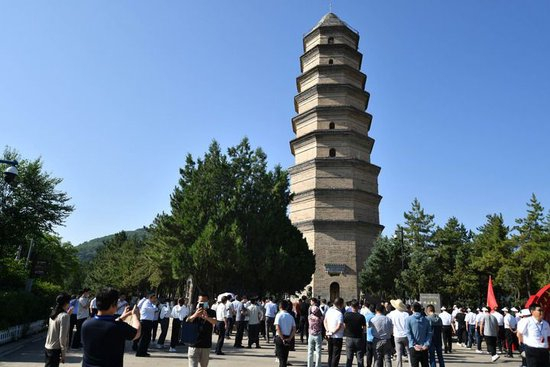 游客在延安宝塔山参观（2023年6月30日摄）。新华社记者 张博文 摄