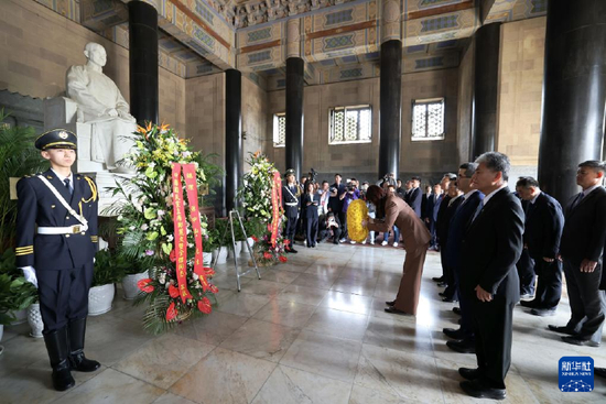  4月8日上午，中国国民党主席郑丽文率领国民党访问团拜谒中山陵。记者 邢广利 摄/新华社