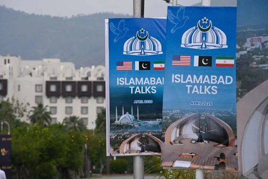 当地时间2026年4月11日在巴基斯坦伊斯兰堡的美伊谈判新闻中心外拍摄的谈判相关海报/新华社发（王申摄）
