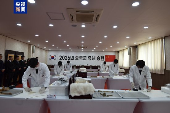 △4月21日上午，中韩双方在韩国仁川共同举行了第十三批志愿军烈士遗骸装殓仪式。民志