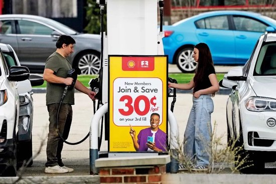 4月15日，人们在美国伊利诺伊州一处加油站加油。图/视觉中国