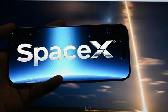 ▲&nbsp;北京时间2026年6月5日，美国，SpaceX公司标志与火箭发射场景同框（图据视觉中国）