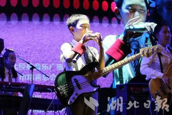 郭斌在舞台上表演。