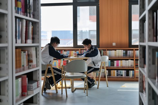 北京四中雄安校区阅读空间。