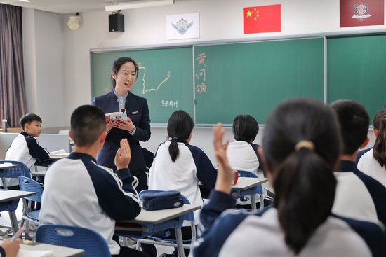  北京四中雄安校区语文课堂。