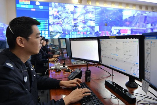 2021年1月7日，在漳州市公安局110指挥情报中心，民警针对报警情况进行处警调度。新华社记者 魏培全 摄