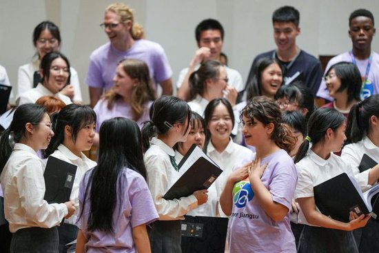 2026年7月17日，在南京市第一中学，中美青少年在音乐展演彩排间隙交流。新华社记者 李博 摄