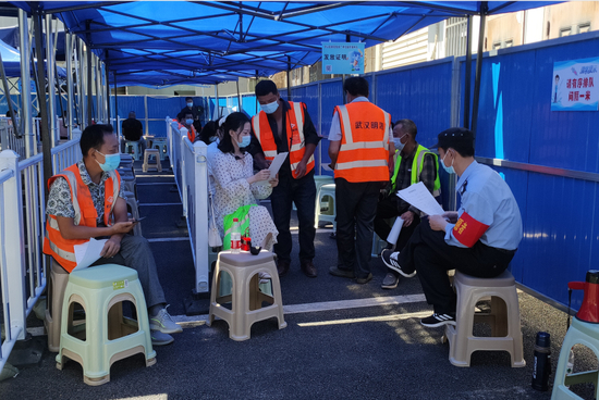  洪山区广埠屯数码大楼附近一处疫苗接种点。