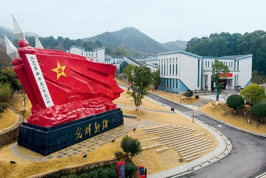 ▲ 这是1月26日在湖南省浏阳市文家市镇秋收广场拍摄的红旗雕塑&nbsp;陈思汗摄