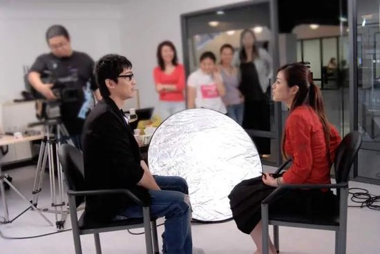 2007年6月，胡歌和主持人陈辰做访谈（《名人侧影》P128）