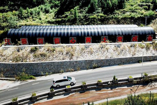 阜平县骆驼湾村一处食用菌大棚。摄于2019年9月