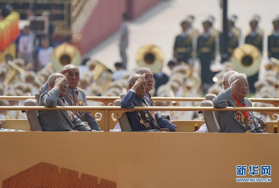 2019年10月1日，程茂友（后左一）参加庆祝中华人民共和国成立70周年大会。新华社记者 邢广利 摄