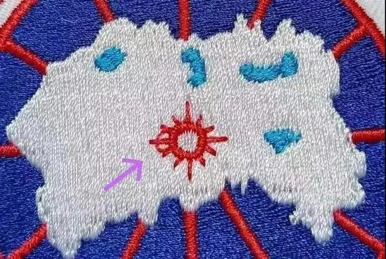  LOGO中心太阳处多绣了一根弧线