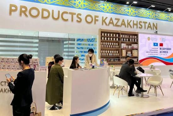  △2022年11月6日，第五届进博会上的哈萨克斯坦产品展区。