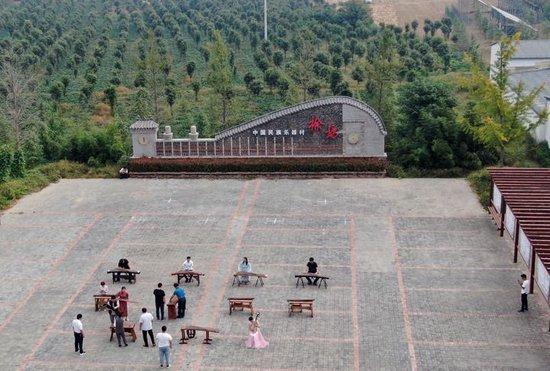  村民和音乐爱好者在河南省兰考县堌阳镇徐场村广场准备演奏（无人机照片，9月23日摄）。新华社记者 郝源 摄