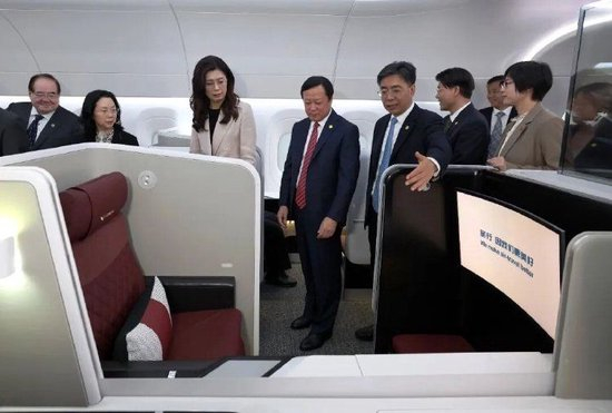  4月9日，郑丽文率国民党访问团参访中国商飞。记者 邢广利 摄/新华社