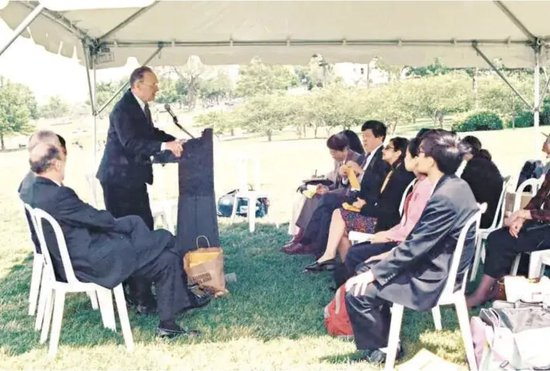 1997年，在华盛顿纪念碑前举行的纪念中美友好先驱徐继畬仪式。受访者供图
