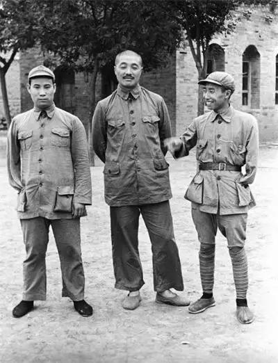 贺龙与贺炳炎（左一）、彭绍辉（右一） 彭绍辉也在长征途中的战斗中失去了左臂。