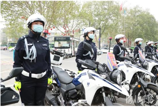  今天上午，邢台市首支女子骑警机动中队在市一招交通岗成立。河北日报通讯员霍勇摄