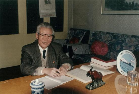  彭士禄在家中写字台前。中核集团供图