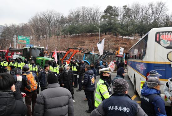 韩国农民开拖拉机试图参加首尔市区集会敦促“尹锡悦下台”，遭拦截后与警方发生对峙  第2张