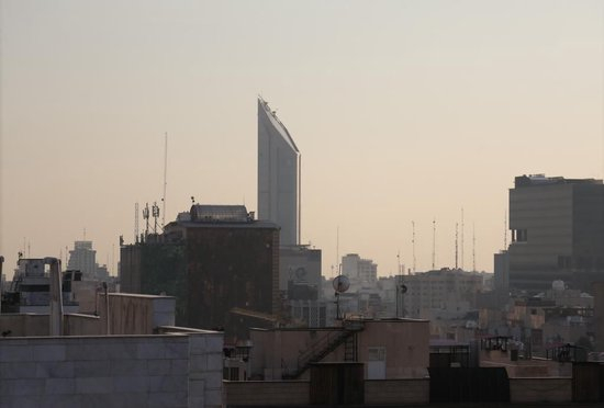 这是2026年2月22日拍摄的伊朗首都德黑兰景色。新华社记者沙达提摄