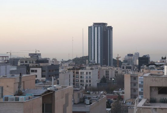  这是3月1日清晨拍摄的伊朗首都德黑兰市区一景。新华社记者沙达提摄
