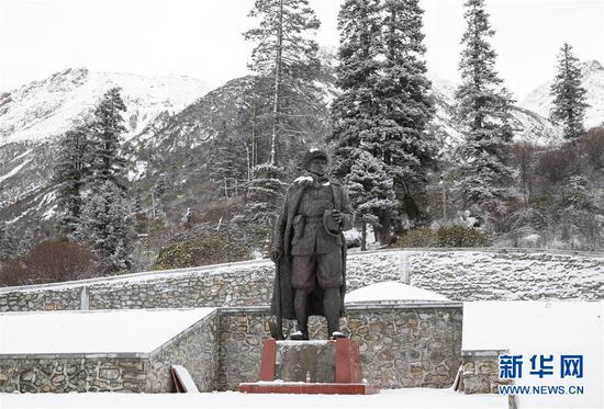  这是雀儿山下张福林烈士陵园（11月1日摄）。新华社记者 江宏景 摄