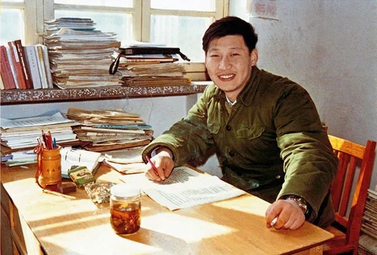 1983年，在河北正定办公室里的习近平。（新华社发）