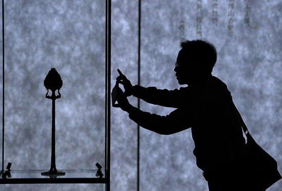 2024年5月18日，观众在陕西历史博物馆秦汉馆观看“技与美”专题陈列上展出的西汉鎏金银竹节铜熏炉。新华社记者 李一博 摄