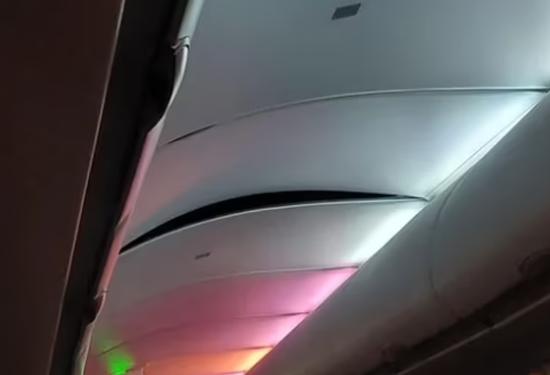 机舱内的天花板弯曲变形