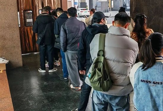 抢购黄金的顾客排到了商场的门外。