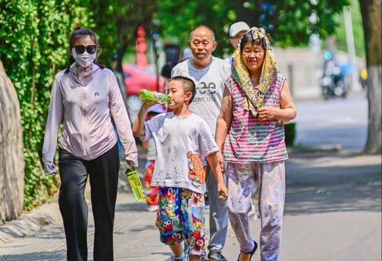 6月24日，游客冒高温行走在山东省青州古城景区。图/中新图片网