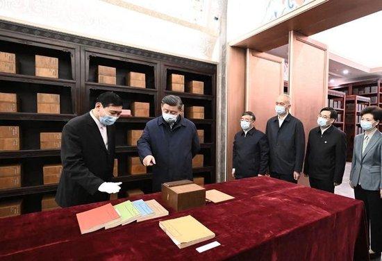 △2023年6月1日,杜泽逊(左一)向在中国国度版块馆试验的习近平总秘书先容馆藏佳构版块保存情况。