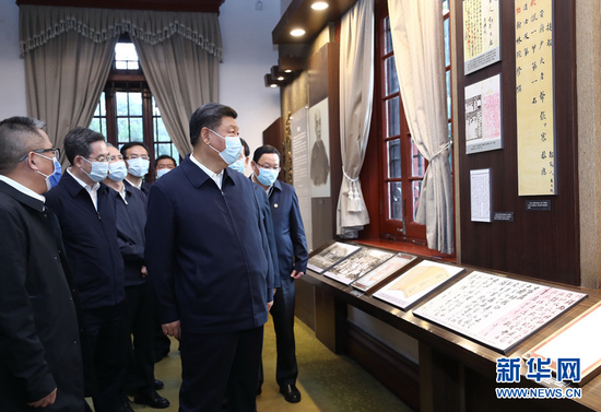2020年11月12日至13日，中共中央总书记、国家主席、中央军委主席习近平在江苏考察。这是12日下午，习近平在南通博物苑张謇故居陈列室参观，了解张謇兴办实业、教育和社会公益事业的情况。&nbsp; 新华社记者 鞠鹏/摄