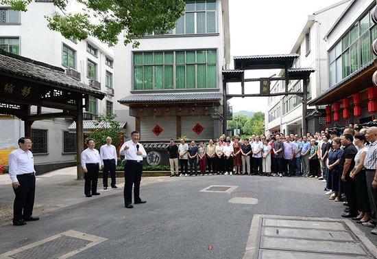 2023年9月20日，习近平在浙江省金华市义乌市后宅街道李祖村考察时，同群众亲切交流。