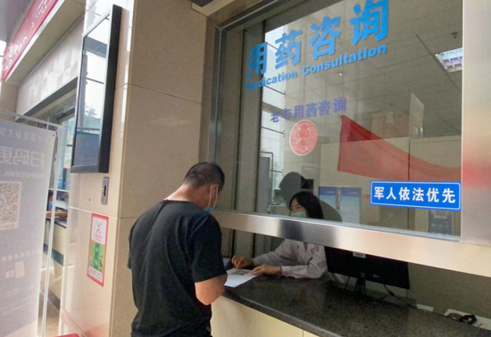  线下医疗机构，用药咨询往往由专人负责，对处方药的用法用量、副作用等详细告知。