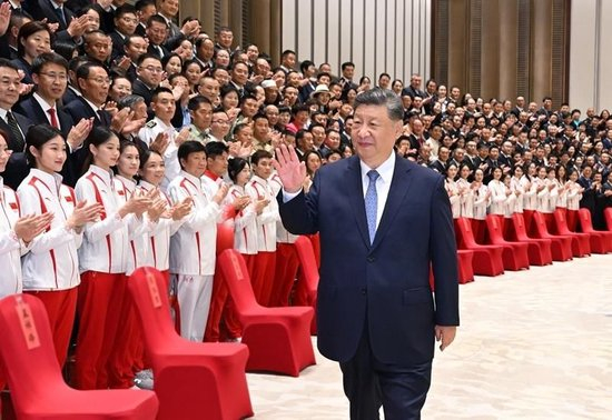 △2025年11月9日，习近平总书记在广东广州亲切接见全国群众体育先进单位、先进个人代表和全国体育系统先进集体、先进个人代表。