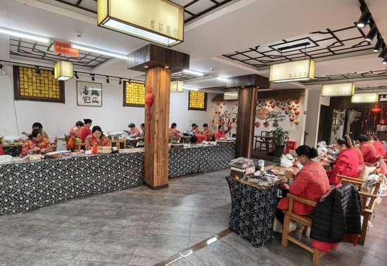  1月4日，马庄村村民在香包缝制车间工作。（刘冰 摄）