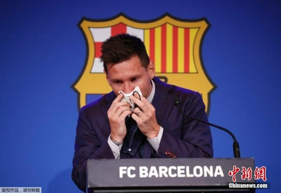 北京时间8月8日，阿根廷球星梅西在西班牙巴塞罗那诺坎普体育场举行发布会，现场说明了关于自己离开巴萨的相关问题。发布会现场，梅西情绪激动，几度哽咽落泪。