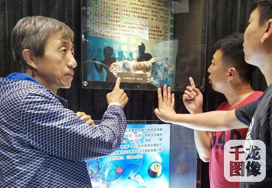 图为曲晓光给青年介绍新型毒品的危害。千龙网发