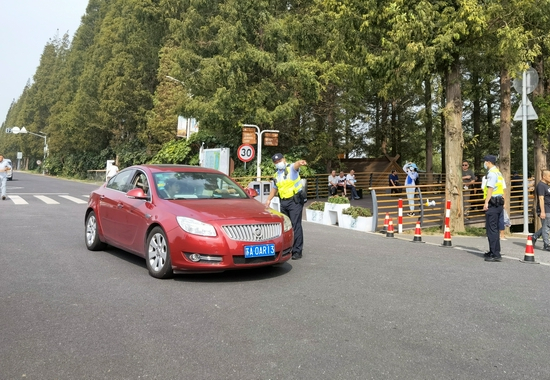 建设派出所民警为选定民宿的游客指路