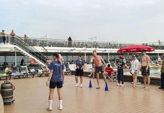  滞留期间，旅客在甲板上进行休闲活动。受访者供图。