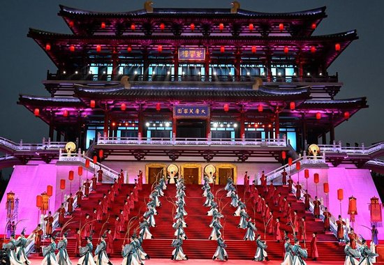  这是2023年5月18日在陕西省西安市大唐芙蓉园拍摄的中国—中亚峰会欢迎仪式。